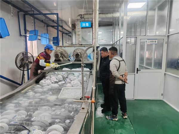 市疾控中心（市衛(wèi)生監(jiān)督所）嚴(yán)控餐飲具消毒質(zhì)量，保障市民春節(jié)安康